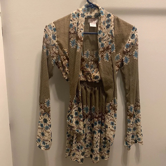 Definitely boho vibes.  Sheer long-sleeved top w/ elastic waist and tie at neck. - Picture 3 of 6